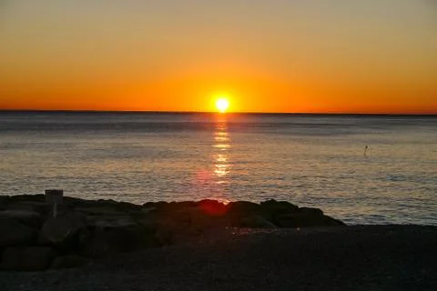 A sunset over the ocean Фото