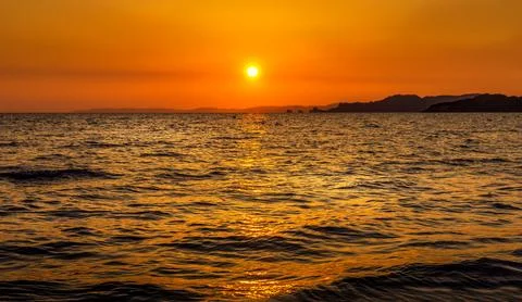 A sunset over the ocean Fotos Stock