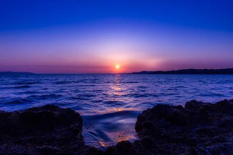 A sunset over the ocean Stockfoto's