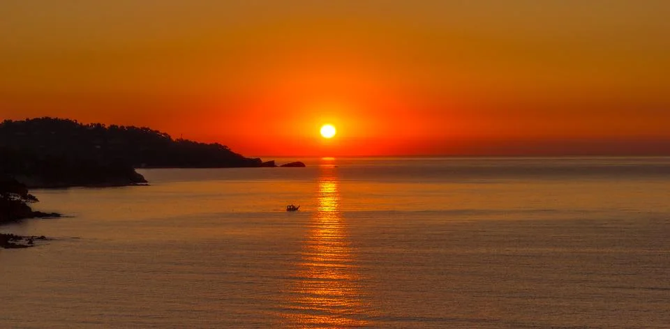 A sunset over the ocean Stock-Fotos