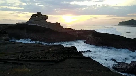 Sunset over the ocean. View of rocks, large waves Video stock 142493644