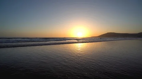 Sunset over the ocean. Waves and blue water Vídeos de archivo 120328401