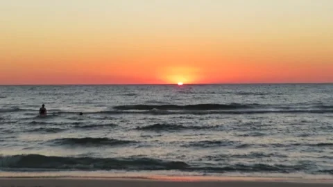 Sunset Over the Ocean with Waves at Glenelg Beach, Adelaide 库存影片 343473874