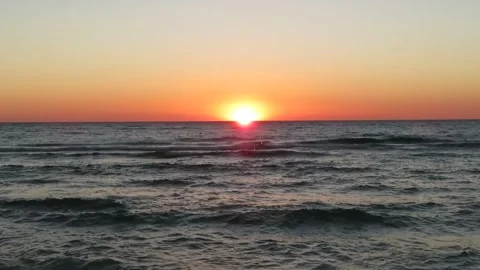 Sunset Over the Ocean with Waves at Glenelg Beach, Adelaide 库存影片 344311054