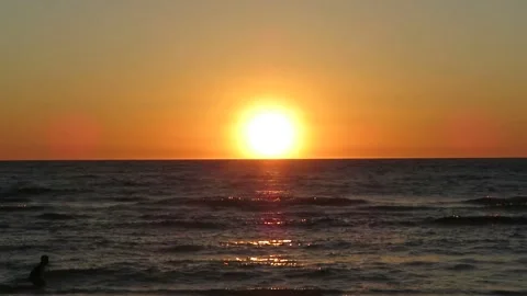 Sunset Over the Ocean with Waves at Glenelg Beach, Adelaide 库存影片 344311060