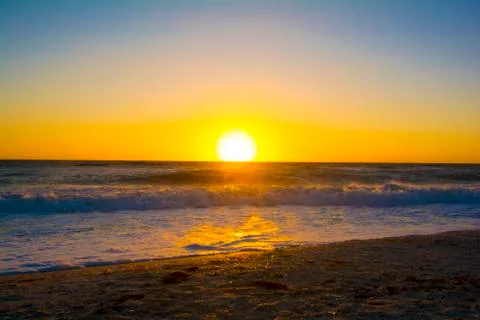 Sunset over ocean waves Фото