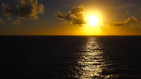 Sunset Over the Pacific Ocean Off The Coast of Hawaii 스톡 동영상 55570004