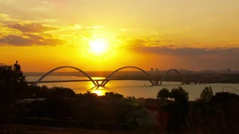 Sunset over Paranoá Lake and Juscelino Kubitschek (JK) Bridge in Brasília Vidéo 337017204