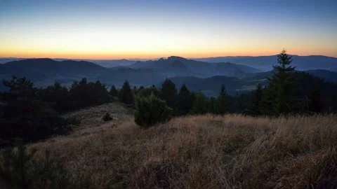 Sunset over the Pieniny Mountains in autumn timelapse video Video stock 136587271