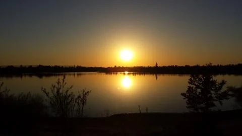 Sunset over Quarry Lakes in East Bay Park in south end of San Francisco Bay Foto stock