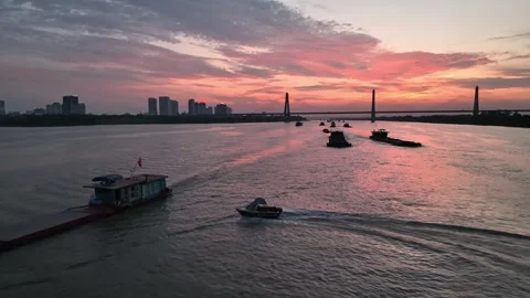 Sunset over the Red River and Nhat Tan Bridge in Hanoi, Vietnam Vídeo Stock 344742883