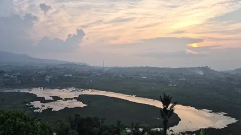 Sunset over a river and valley Vidéo 345989208