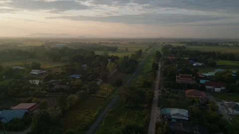 Sunset over the river with clouds and city skyline. 動画素材 290852182