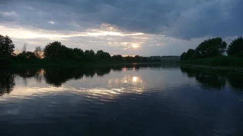 Sunset over the river, dark sky. Foto stock