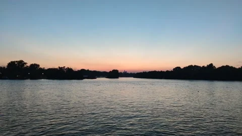 Sunset over the river Vídeo Stock 141981944