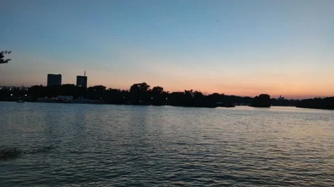 Sunset over the river Vídeo Stock 141981998