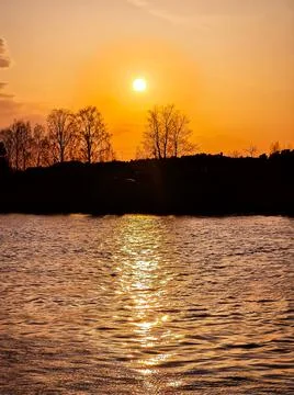 Sunset over the river. The sun is reflected in the water. Path of sunlight. Foto stock