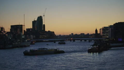 Sunset over the River Thames with city silhouettes and boats on the water. Stock Footage 319807812