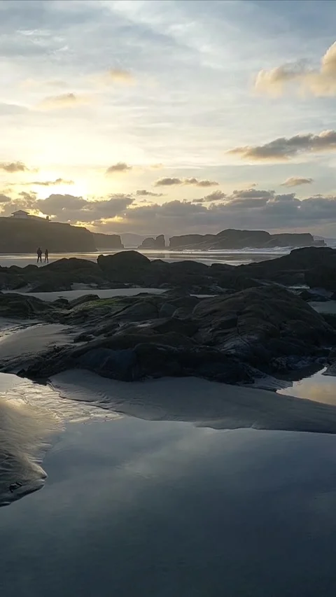 Sunset over the rocky formations of Los Castros Beach in Ribadeo, Spain. Vidéo 333656388
