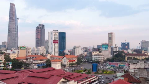 Sunset over roundabout in Ho Chi Minh City 스톡 동영상 230039158
