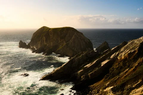 Sunset Over Rugged Cliffs and Rocky Coastline at An Port, Donegal, Ireland Vidéo 312213609