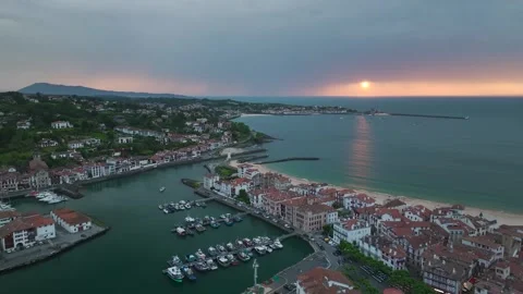Sunset over Saint-Jean-de-Luz, Nouvelle-Aquitaine, Pyrenees-Atlantiques, France Vidéo 311385806