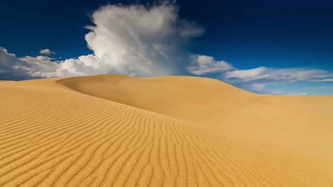 Sunset over the sand dunes in the desert Vídeo Stock 100042866