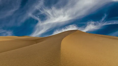 Sunset over the sand dunes in the desert Vídeo Stock 100043555