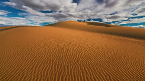 Sunset over the sand dunes in the desert Vídeo Stock 100096102