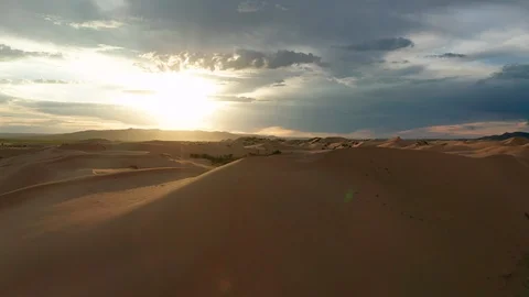 Sunset over the sand dunes in the desert Vídeos de archivo 113259398