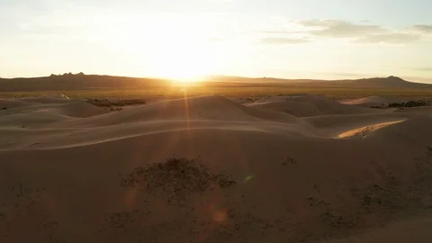 Sunset over the sand dunes in the desert Vídeo Stock 126148695