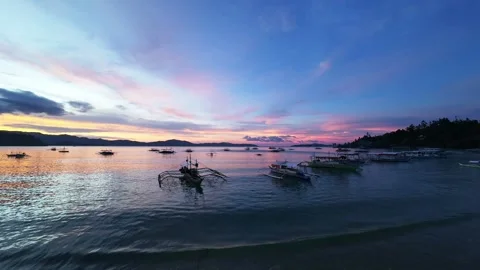 Sunset over sandy beach in Port Barton, Palawan, Philippines Stockbeeldmateriaal 318898833