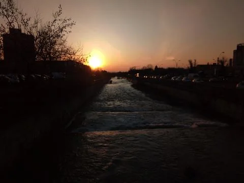 Sunset over the Sasar river in Baia Mare city Stockfoto's
