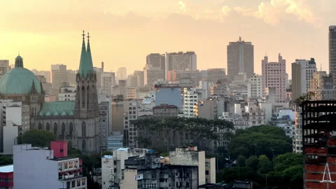 Sunset over Sé Cathedral and Downtown São Paulo Skyline with Neo-Gothic Vídeo Stock 325359629