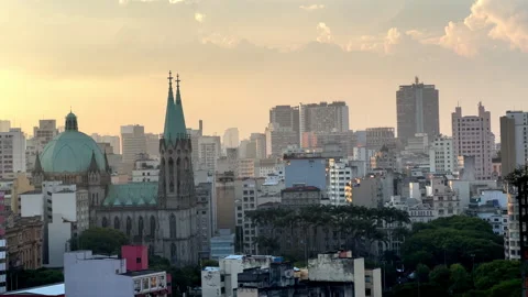 Sunset over Sé Cathedral and Downtown São Paulo Skyline with Neo-Gothic Vídeo Stock 325366468