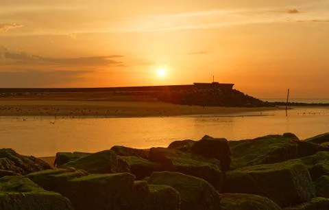 Sunset over sea bay. Dramatic lighting, sunlight rays and beautiful reflation Foto stock