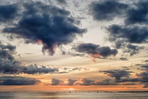 Sunset over sea with dark dramatic clouds Foto stock