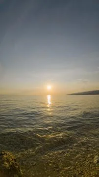 Sunset over the sea. The sun is reflected in the water. Foto stock