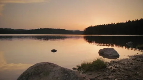 Sunset over Shiroka polyana dam (Wide meadow), Rodopi mountain, Bulgaria. Stockbeeldmateriaal 336895862