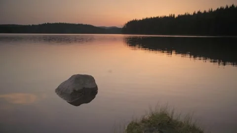 Sunset over Shiroka polyana dam (Wide meadow), Rodopi mountain, Bulgaria. Vídeo Stock 336895990