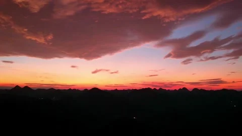 Sunset Over Silhouetted Mountain Range With Orange And Purple Twilight Clouds Video stock 342018562
