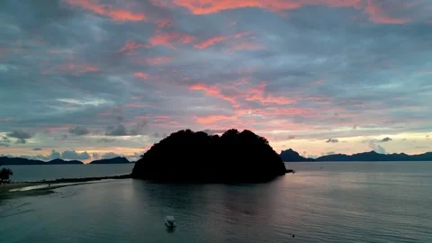 Sunset Over Small Island – El Nido Palawan 스톡 동영상 320946514