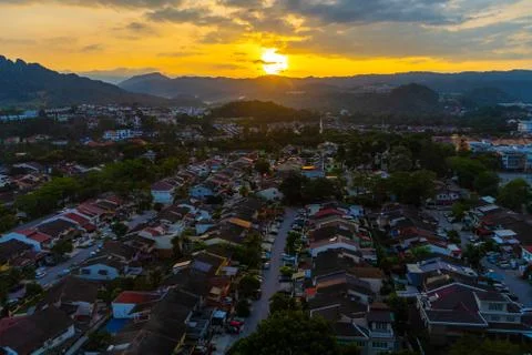 Sunset over a small town in the mountains. Foto stock