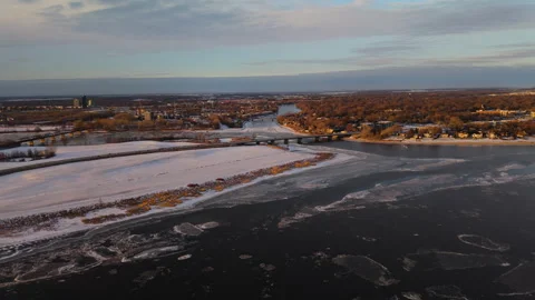 Sunset over St Lawrence River Bridge in Montreal 스톡 동영상 323097130