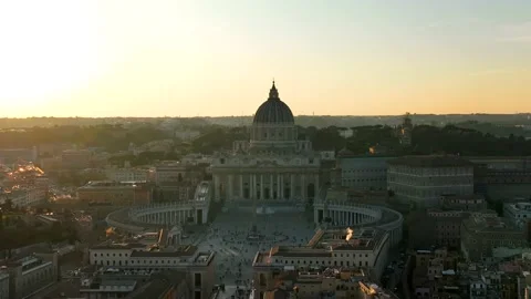Sunset over St. Peter's square in Rome, full of tourists. Vídeo Stock 232986552
