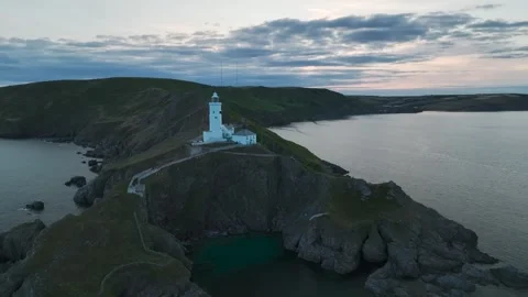 Sunset over Start Point Lighthouse from a drone, Trinity House, Devon, England 動画素材 261042976