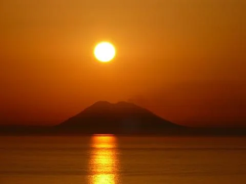 Sunset over the Stromboli 스톡 사진