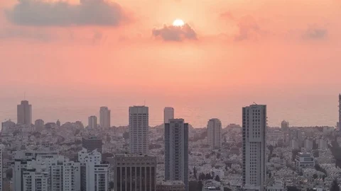 Sunset Over Tel Aviv Skyline, Time Lapse From Day To Night Tilt Down Vidéo 75634294