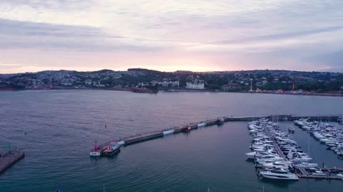 Sunset over Torquay Marina from a drone, English Riviera, Torbay, Devon, England Vidéo 207465628