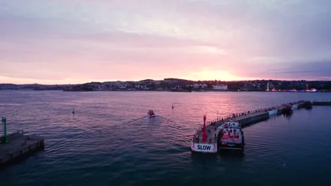 Sunset over Torquay Marina from a drone, English Riviera, Torbay, Devon, England Vidéo 207558764